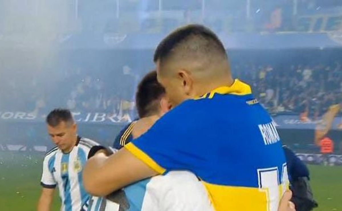 VIDEO | El emotivo abrazo entre Riquelme y Messi en el Homenaje ...