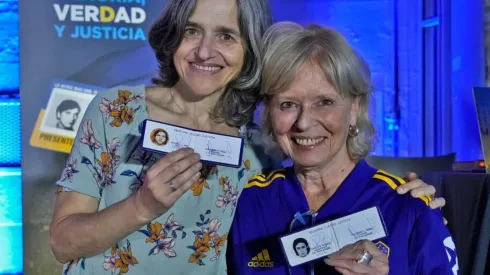 Dos socias con los carnets de Boca. Foto: Prensa CABJ.
